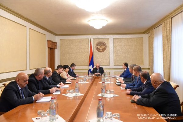 Бако Саакян провел совещание с участием руководителей учреждений