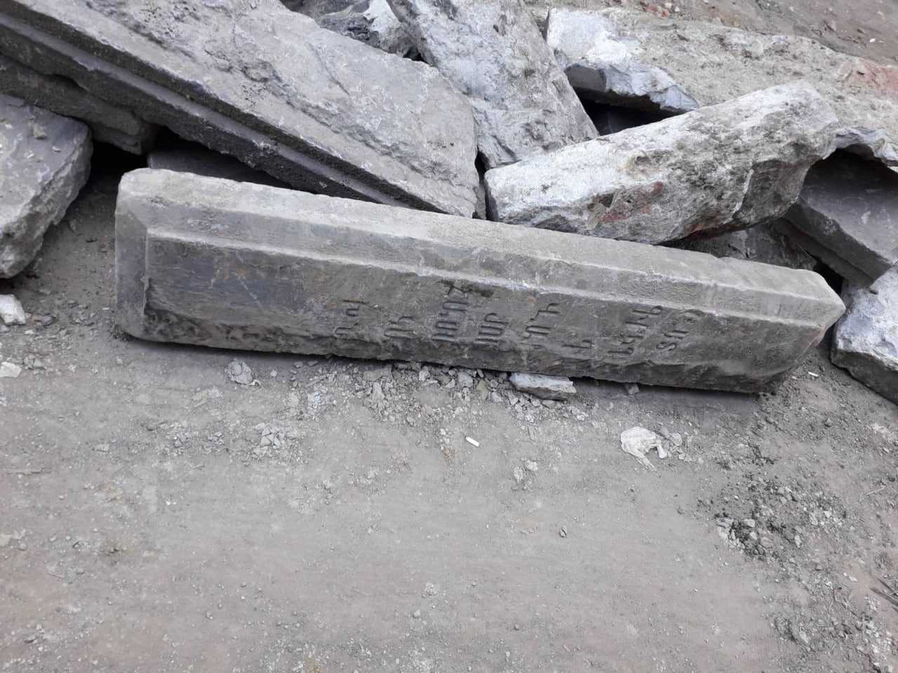 В Тбилиси обнаружены надгробные плиты с армянского кладбища «Ходживанк»