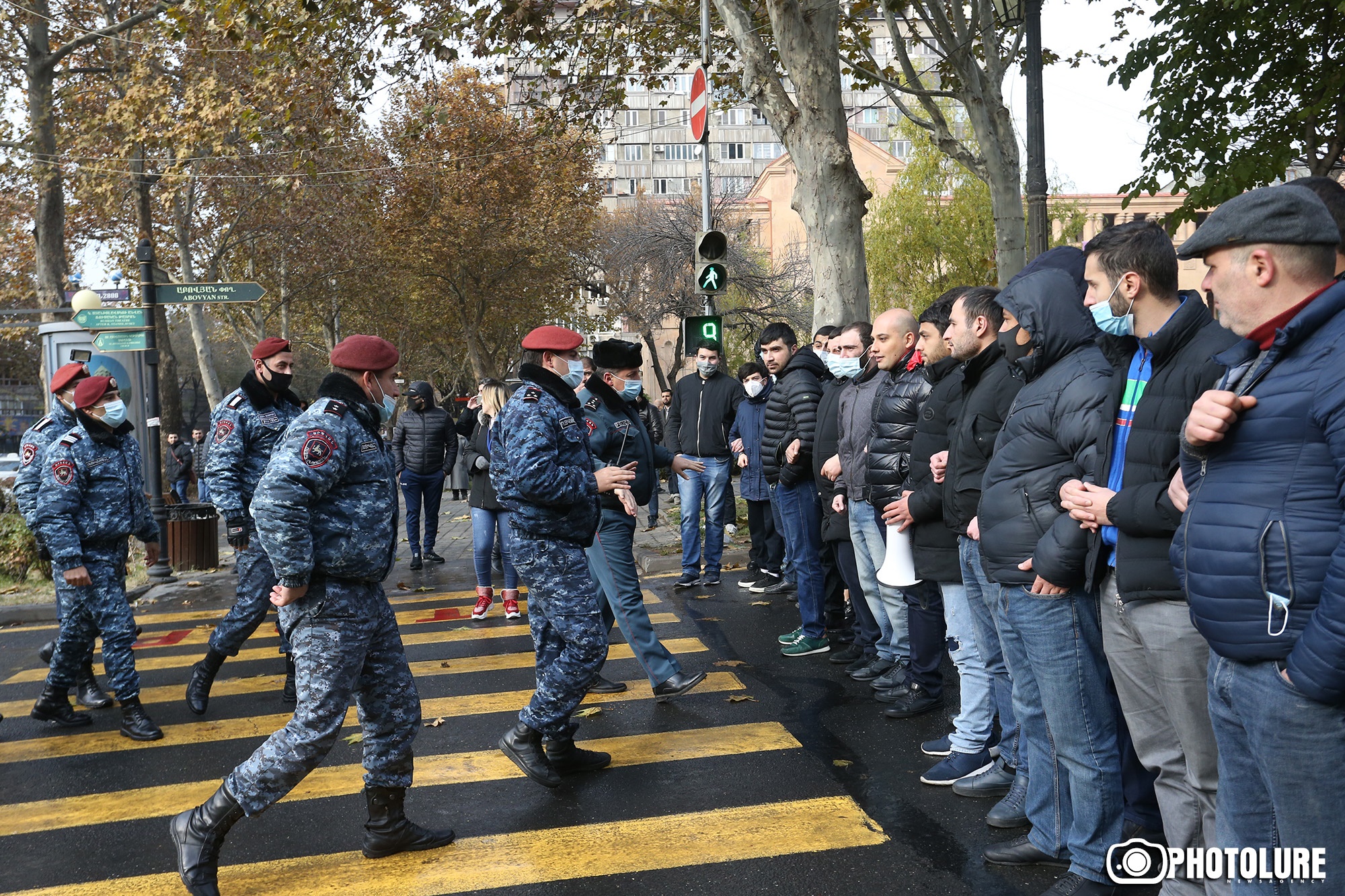Требующие отставки Пашиняна протестующие пытаются перекрыть улицы Еревана 