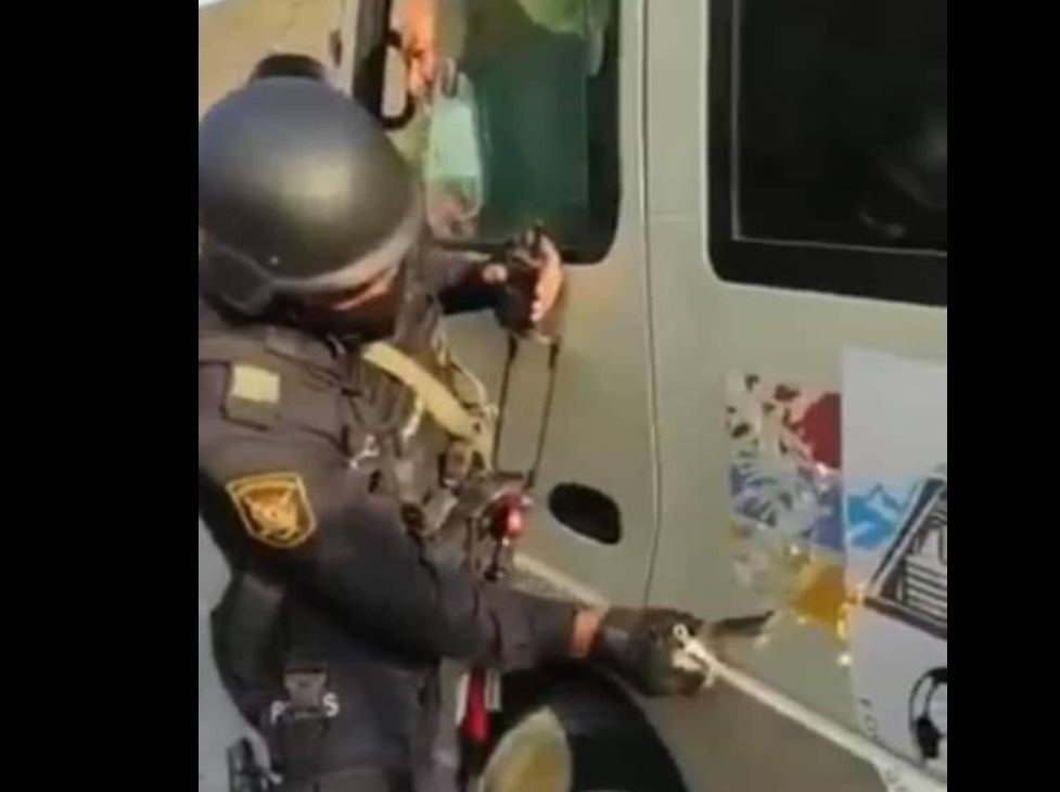 На трассе Горис-Капан азербайджанские военные сорвали с микроавтобуса символику НКР