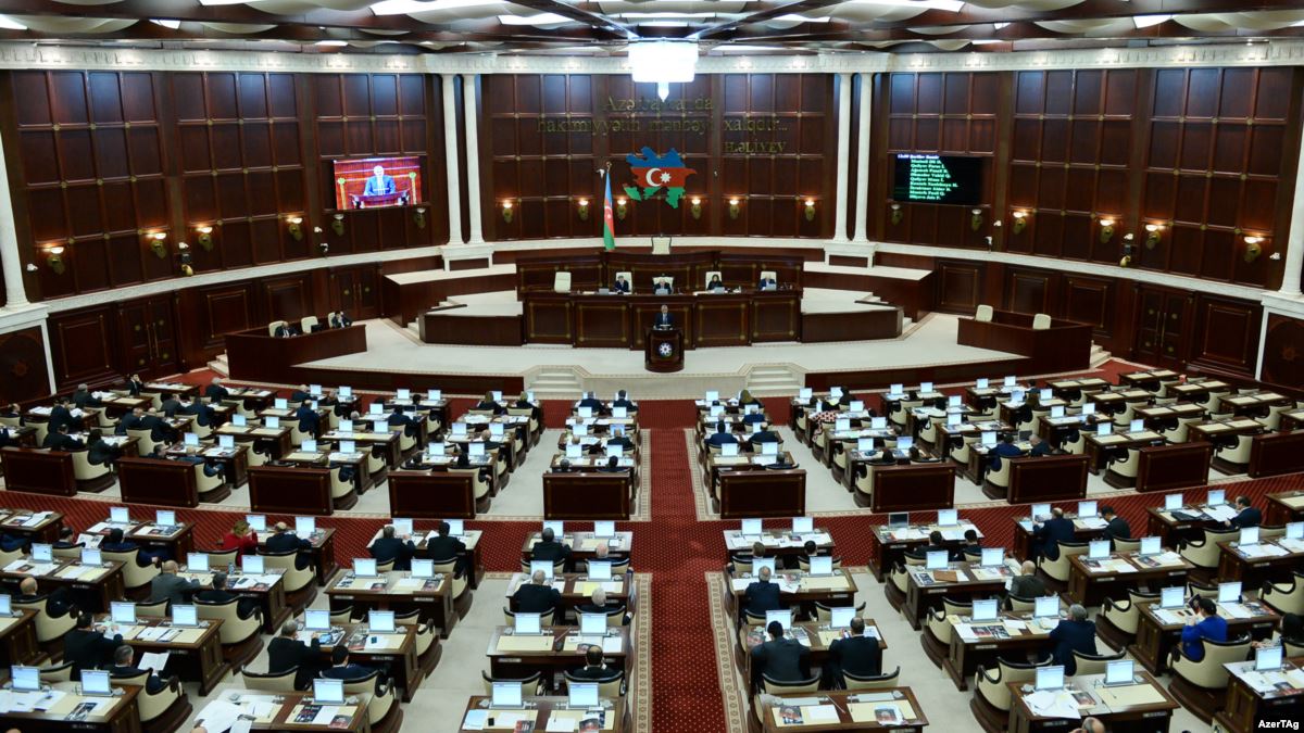 Правящая партия Азербайджана предложилa распустить парламент