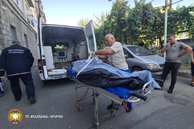 Արնահոսող գետնին ընկած տղամարդ. Երևանում սպանել են Հոլանդիայի քաղաքացու