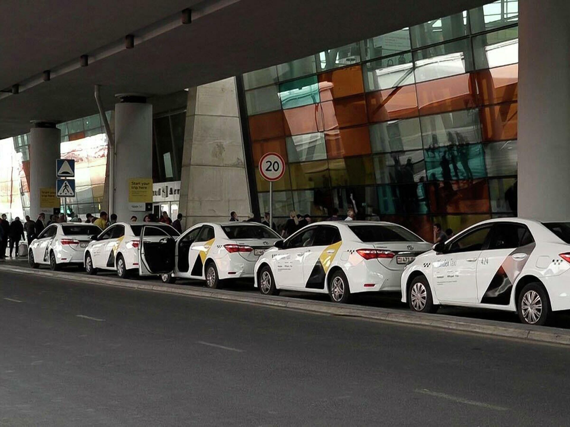 В ереванском аэропорту ужесточили контроль за водителями такси