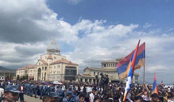 В Арцахе объявили о мирной всенародной борьбе: старт с площади Возрождения