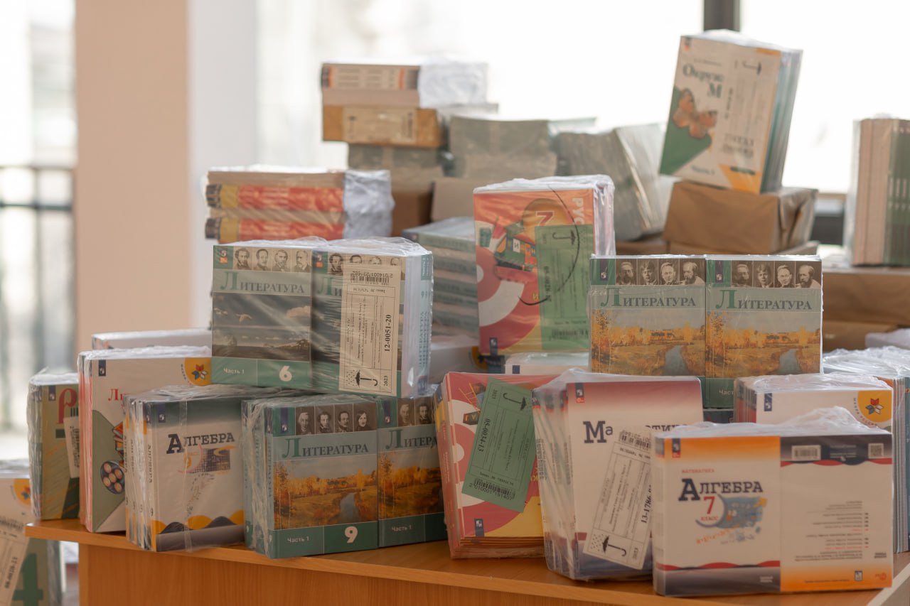 Русский дом в Армении передал 2340 учебников ереванской школе 122 имени Блока