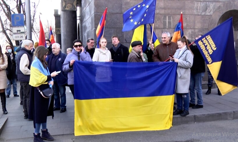 Митинг украинцев. Посольство Украины в Армении. Митинг в Ереване в поддержку Украины. Армянские митинги в поддержку Украины. Украинцы в Ереване.