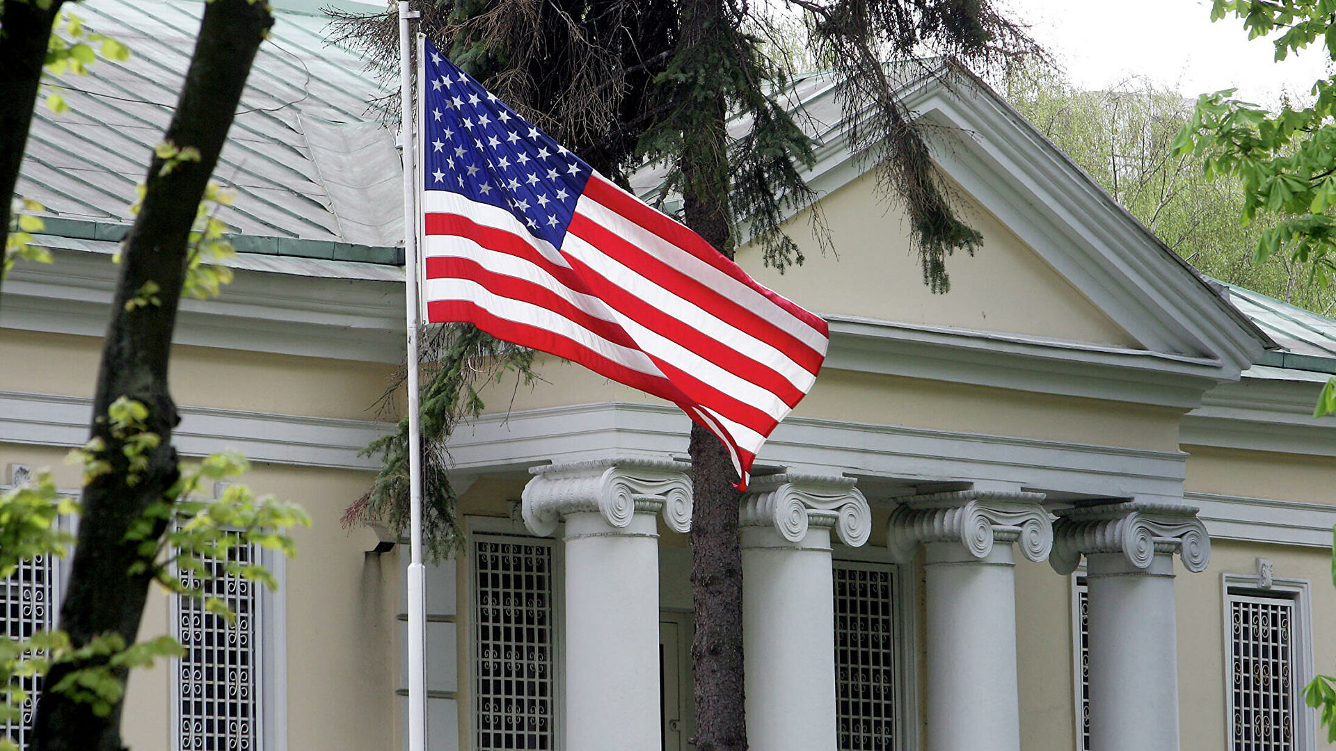 США решили вывезти семьи дипломатов из Белоруссии из-за напряженности вокруг Украины