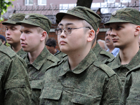  Получившие гражданство РФ будут служить в армии один год - источник  