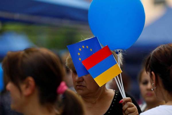 Абсолютное большинство населения Армении положительно оценивает отношения с ЕС – опрос 