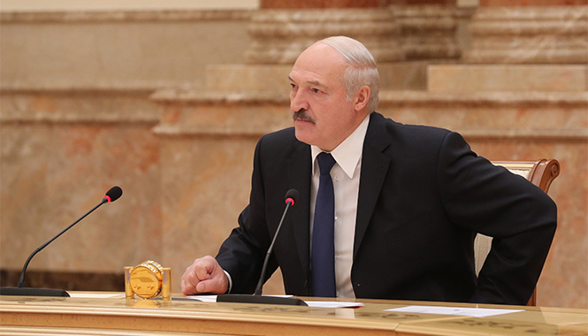 Лукашенко призвал активнее использовать торф, щепа, опилки, а не выпрашивать нефть и газ