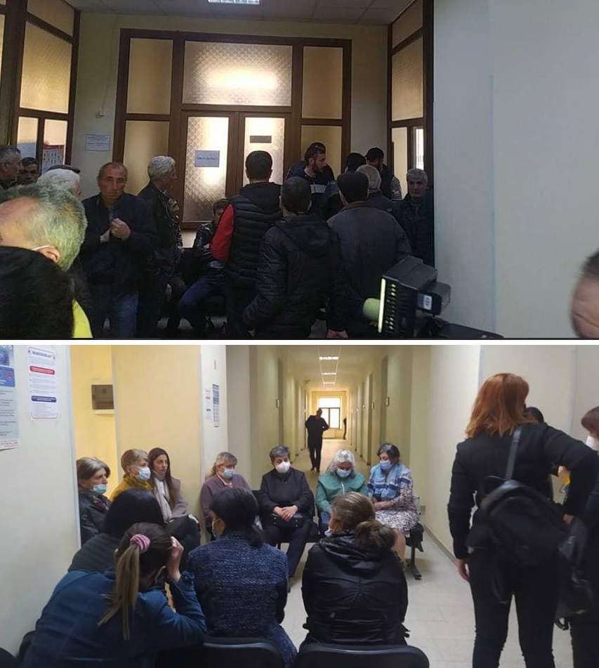 Отступать не намеренны: родственники пленных остаются в здании администрации Ширака
