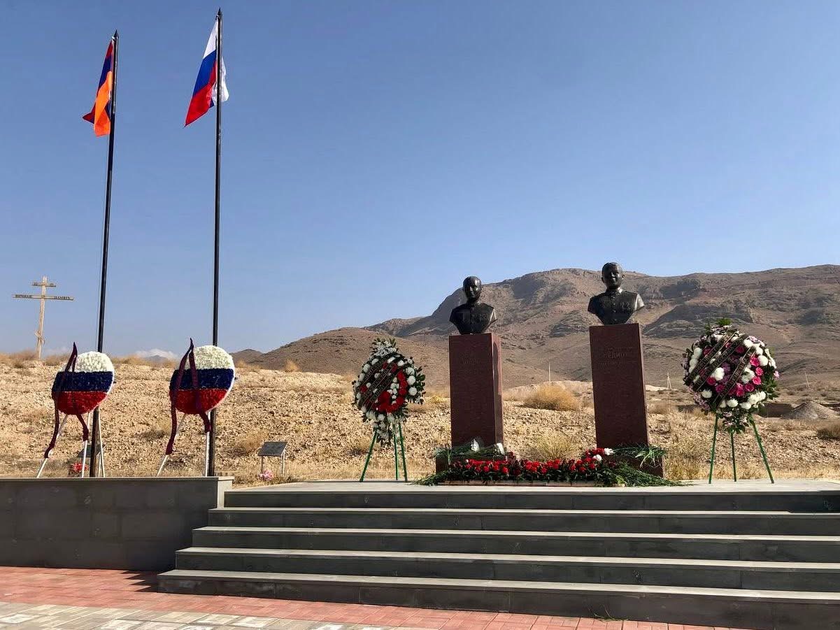 Дипломаты и военные РФ почтили память убитых Азербайджаном в 2020 г российских летчиков