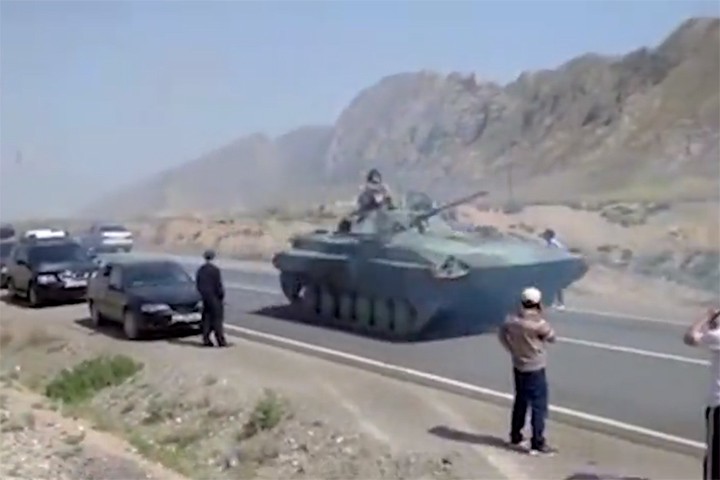 В Киргизии зафиксировали передвижение военной техники к границе со стороны Таджикистана