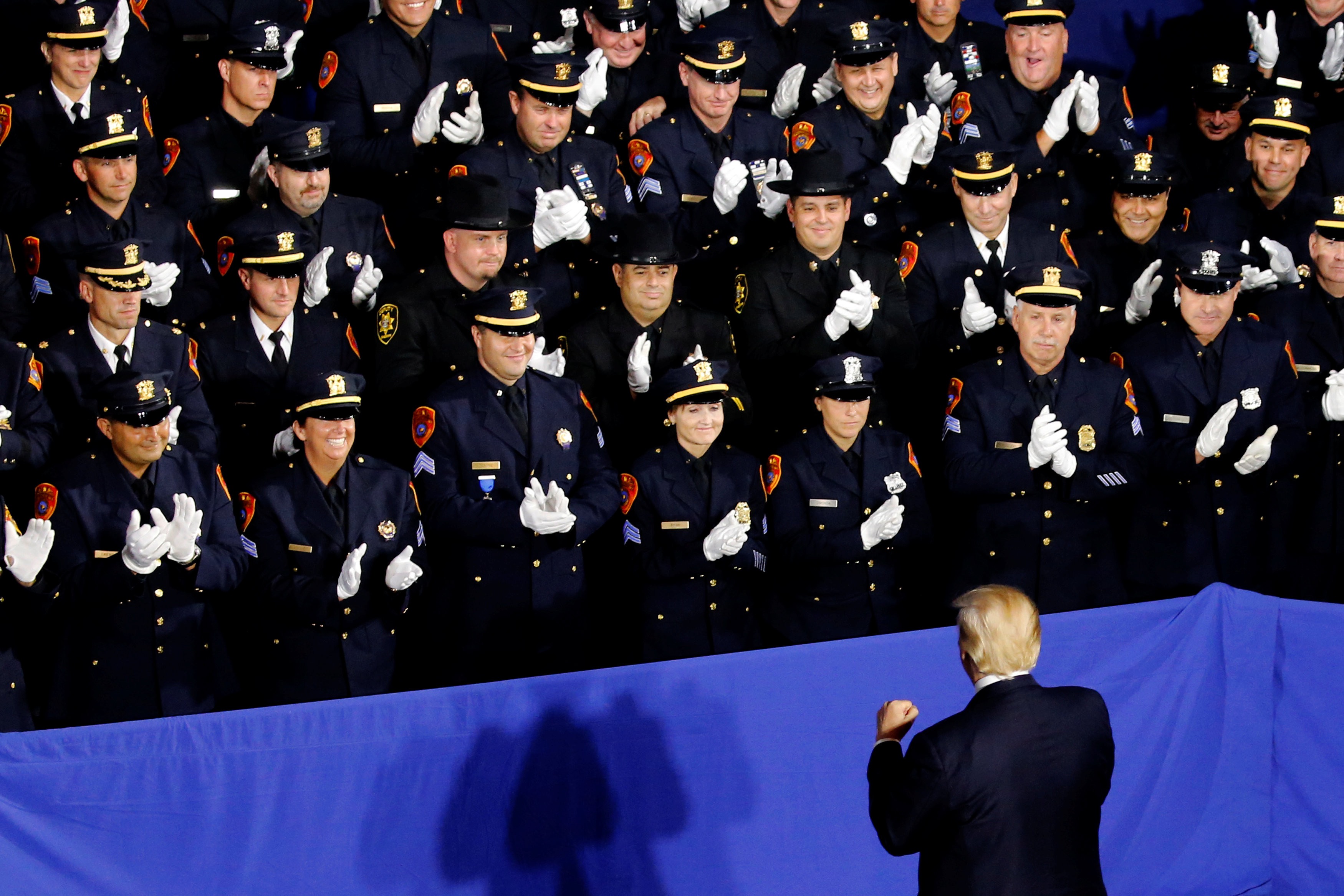 Трамп: власти США не будут упразднять полицию или урезать ее финансирование