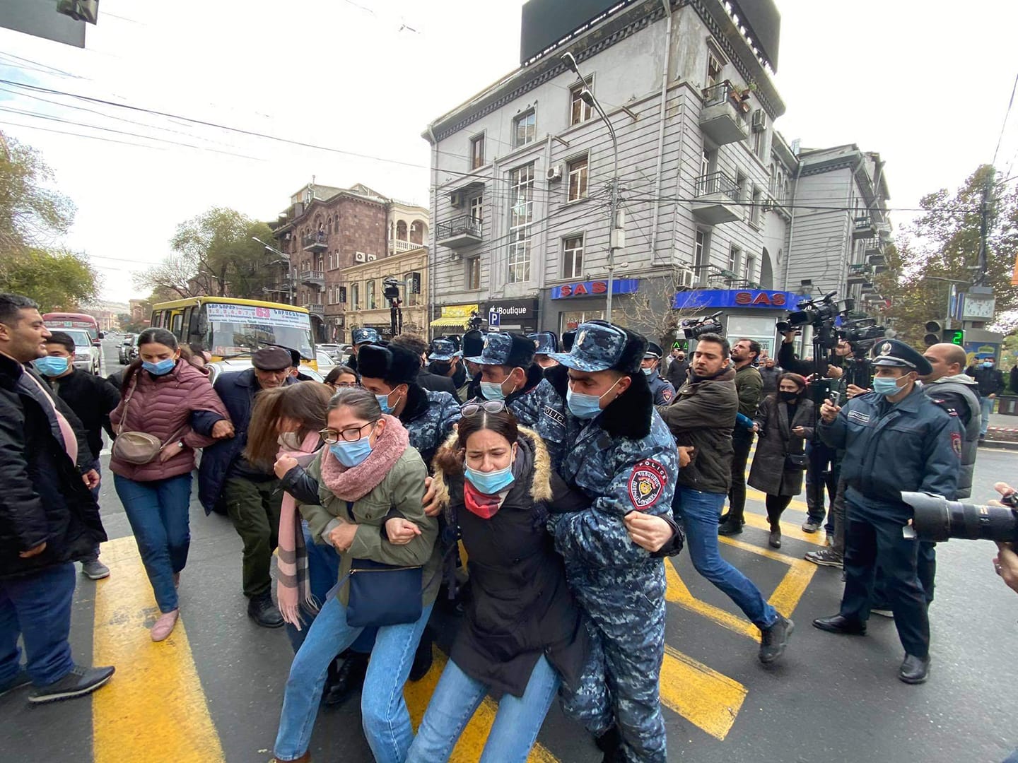 Երևանում փողոց փակած ակտիվիստ աղջկան վրաերթի են ենթարկում (ՏԵՍԱՆՅՈՒԹ)