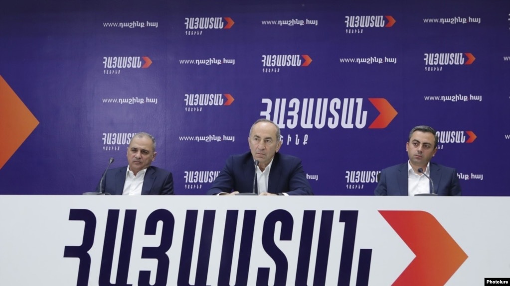 Блок «Айастан» экс-президента Кочаряна принял решение взять депутатские мандаты