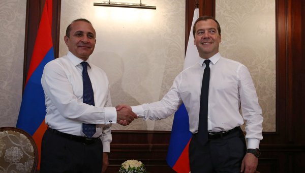 Премьер Армении провел телефонный разговор с российским коллегой