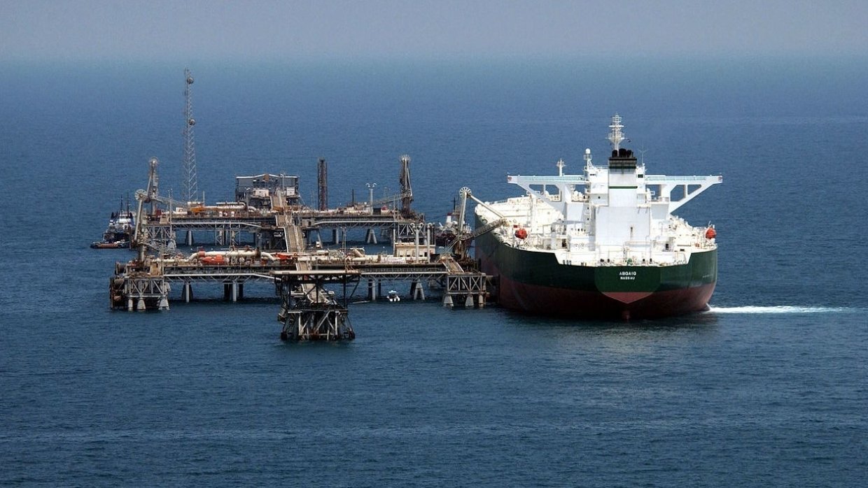 Иранская нефть хранится в портах Китая в обход санкций США - Bloomberg