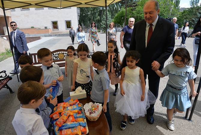Նախագահականում այսօր պաղպաղակ ուտելու օր էր՝ Արմեն Սարգսյանն էր հրավիրել երեխաներին VIDEO