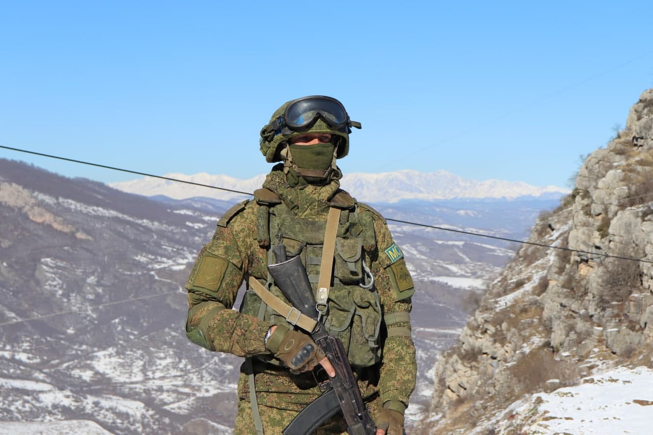 Российские миротворцы сопроводили четвертую колонну с гумгрузом по территории Карабаха