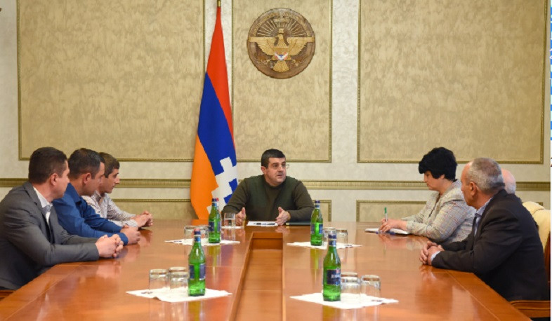 Արցախում քննարկվել են ռազմաքաղաքական, սոցիալ-տնտեսական իրավիճակին առնչվող հարցեր