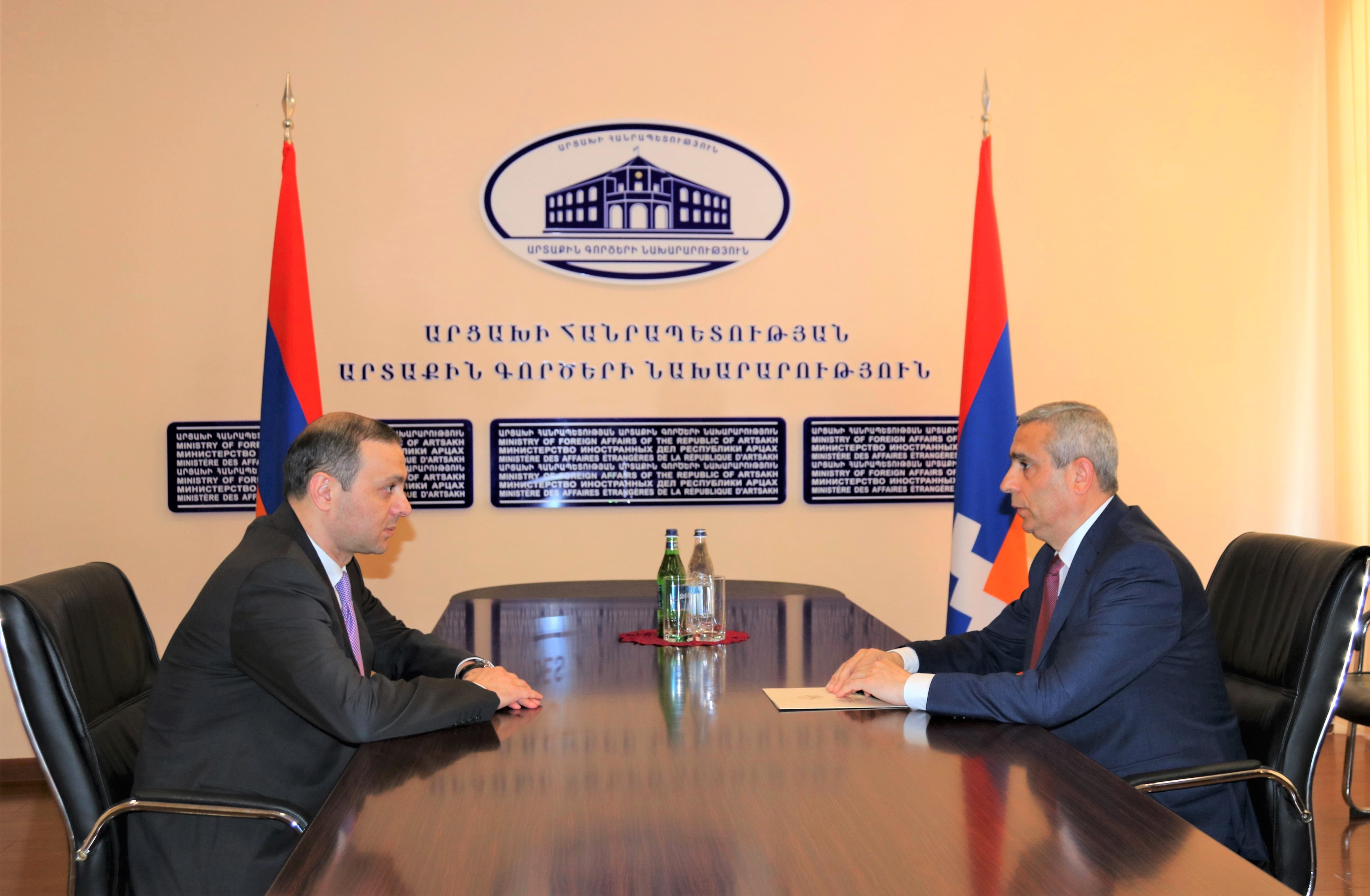 Глава МИД Арцаха и секретарь Совбеза Армении обсудили общую внешнеполитическую повестку