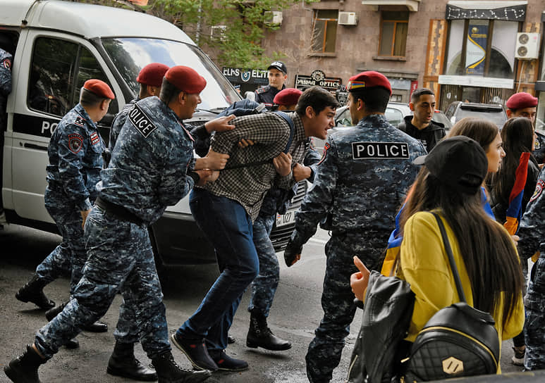 На акции протеста в Ереване задержаны 63 человека