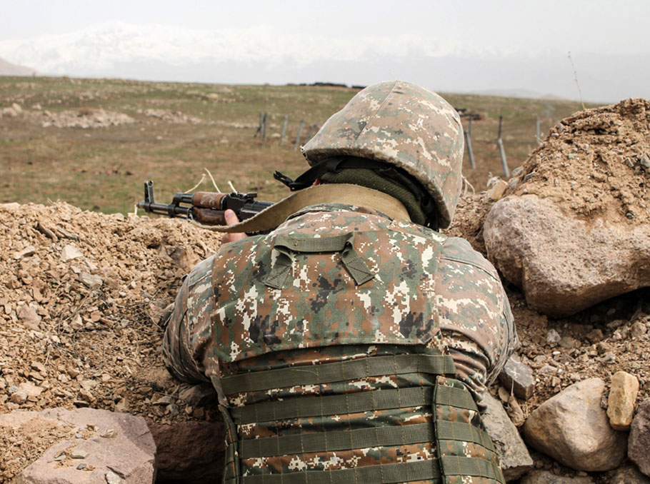 ВС Азербайджана открыли огонь по армянским позициям из крупнокалиберного оружия - МО  
