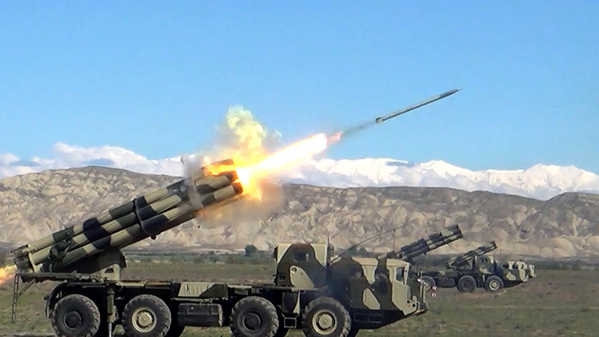 Ракетные и артиллерийские подразделения азербайджанской армии провели боевые стрельбы