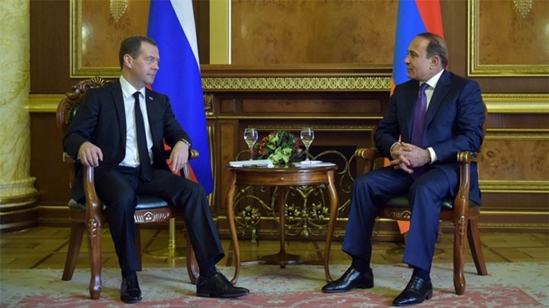 Медведев: Необходимо исключить переход карабахского конфликта в горячую фазу