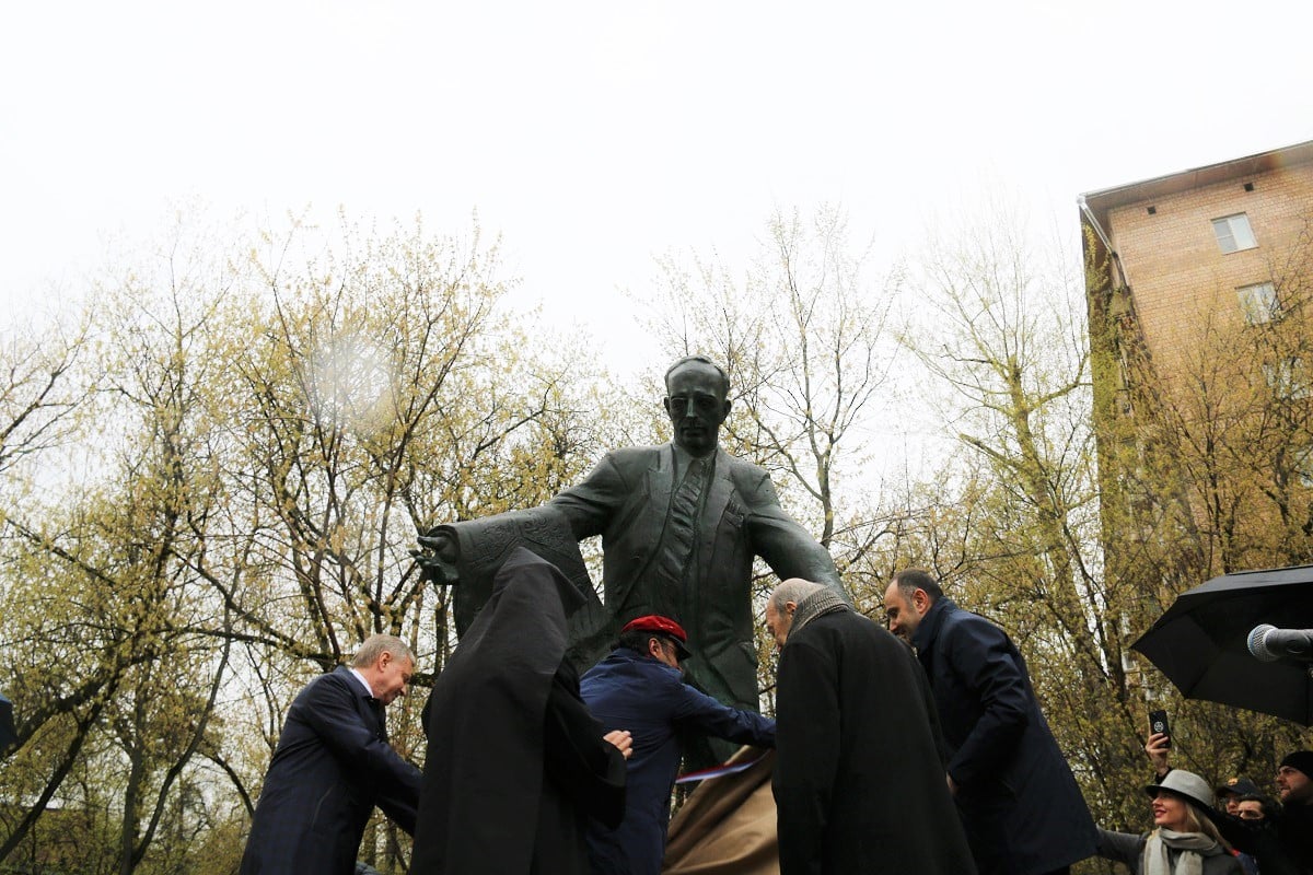 В Москве открыли памятник Каро Алабяну