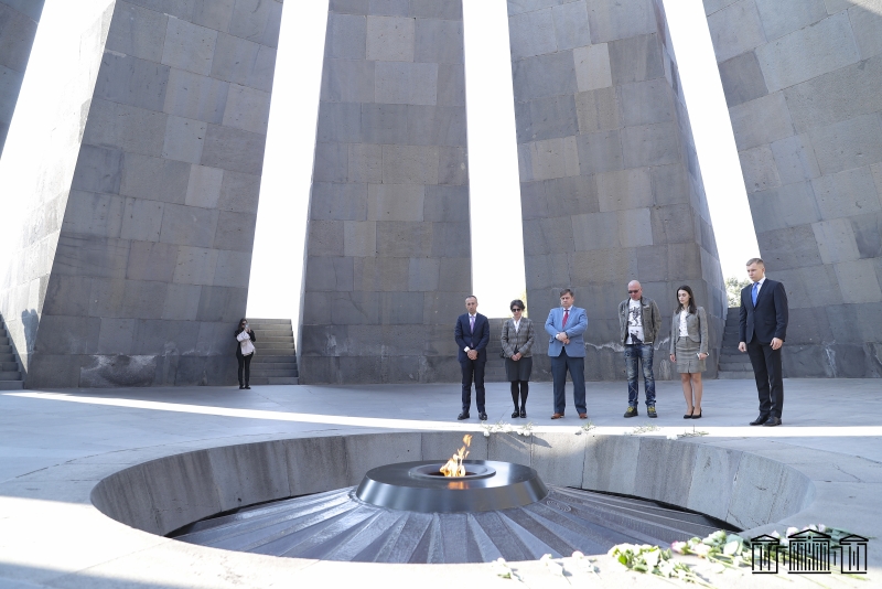 Члены группы дружбы Эстония-Армения посетили мемориальный комплекс в Цицернакаберде