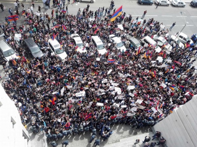 Երևանում ԵԱՀԿ ՄԽ համանախագահներին դիմավորեցին ցույցով