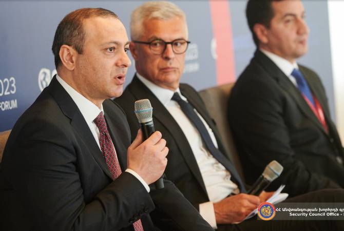 Секретарь Совбеза Армении призвал Азербайджан воздержаться от максималистских устремлений