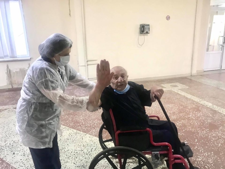 Пусть это останется в прошлом: в Армении от COVID-19 излечился 99-летний ветеран ВОВ