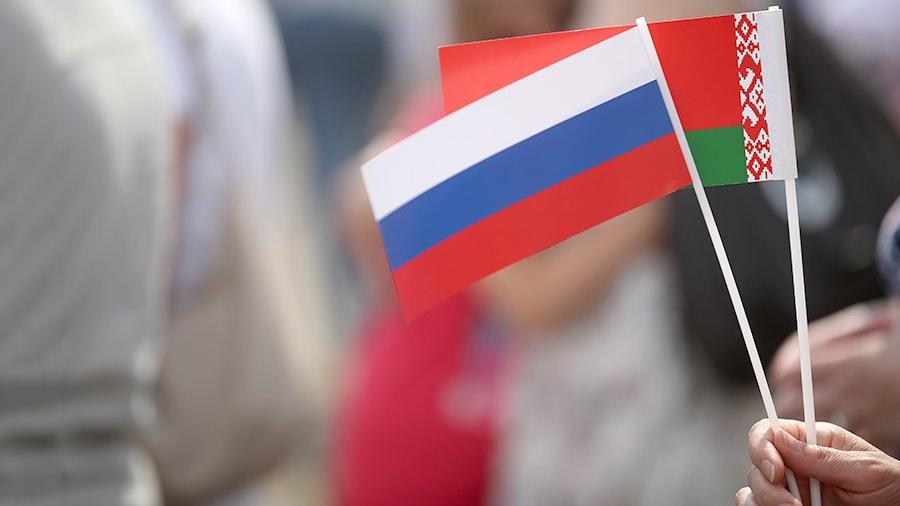 Медведев: России и Белорусии нужно интегрироваться теснее, вплоть до единой валюты