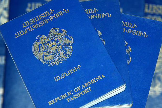НС приняло в первом чтении проект о продлении срока действия старых паспортов на 2 года 