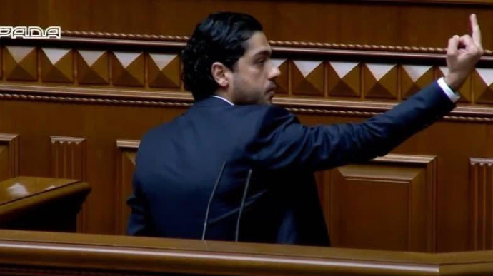 Я не боюсь: депутат-армянин показал в Раде средний палец Зеленскому