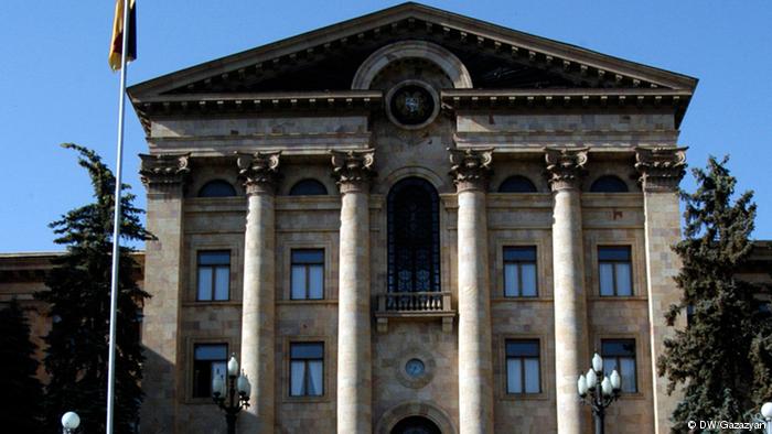 Парламент Армении провел скандальные поправки в законопроект 