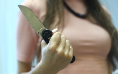 Դիմակով ու դանակով խորհրդավոր կինը 2 ժամում Արմավիրում թալանել է «Ալֆա ֆարմ» դեղատները