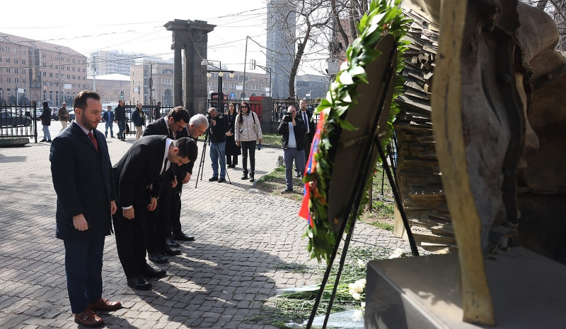 Ալեն Սիմոնյանն ու ՔՊ պատգամավորները հարգանքի տուրք են մատուցել մարտի 1-ի զոհերի հիշատակին
