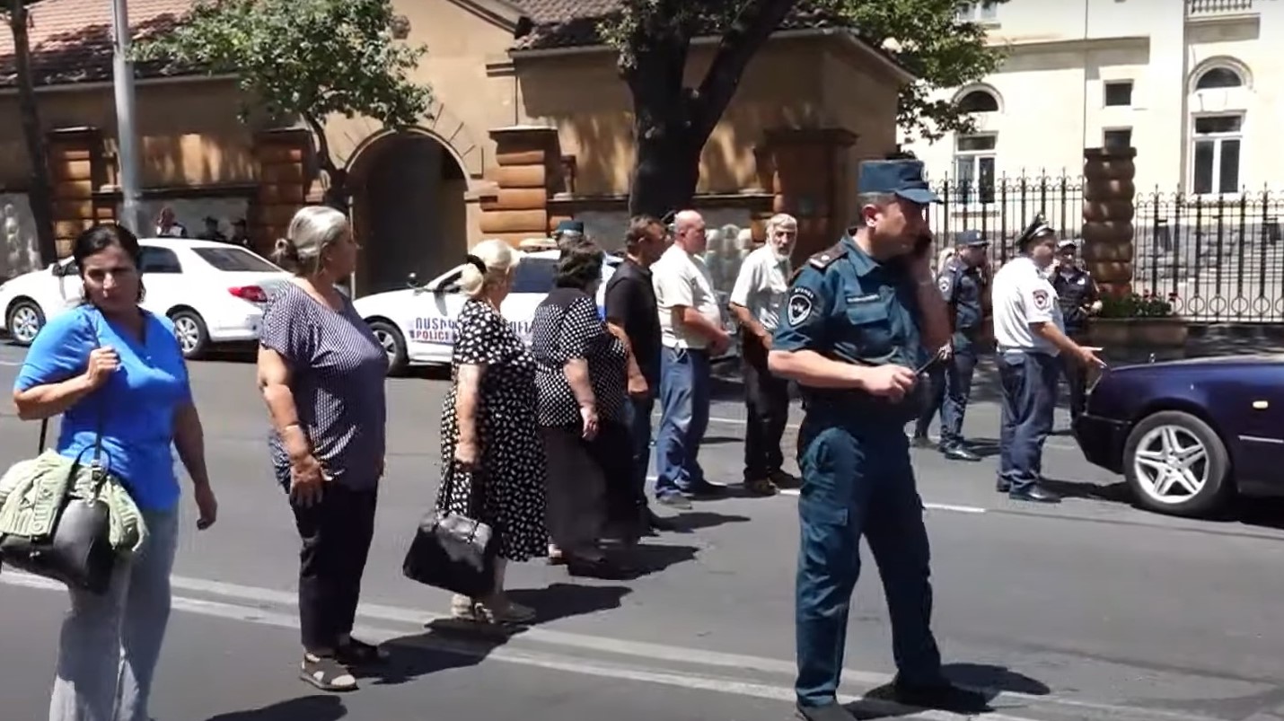 Родители без вести пропавших военнослужащих перекрыли проспект в центре Еревана