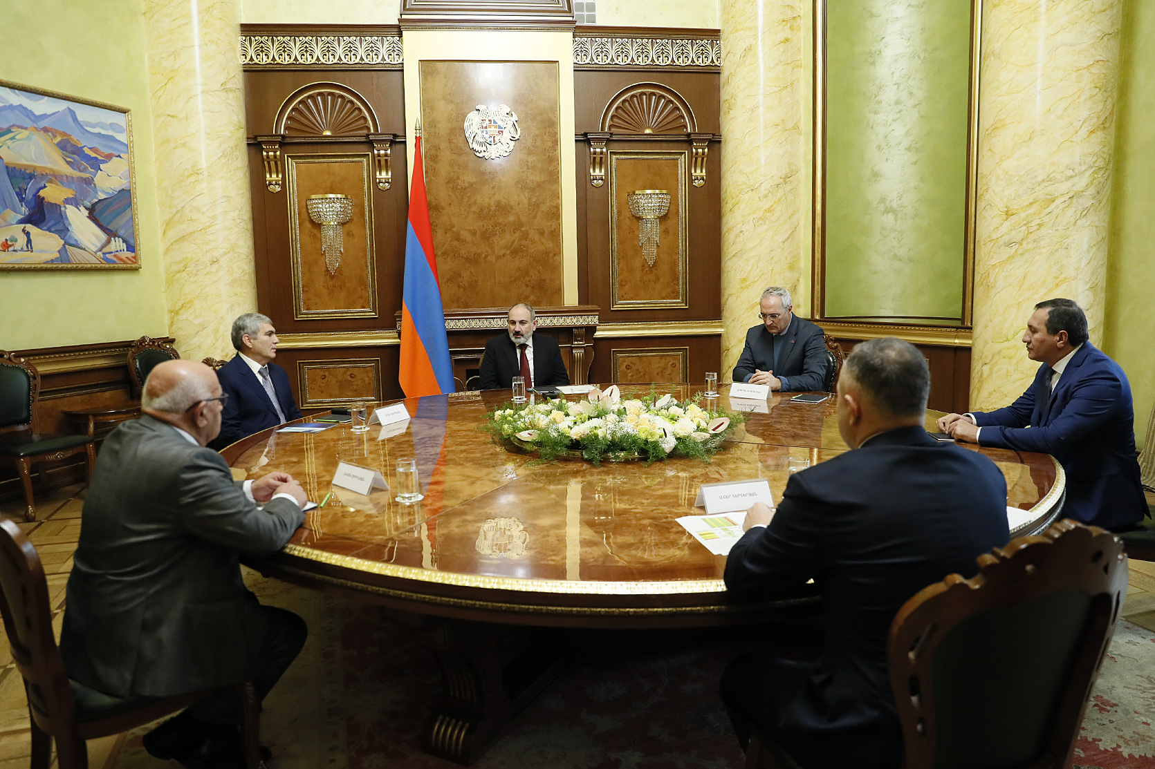 Пашинян провел встречу с руководителями внепарламентских политических сил