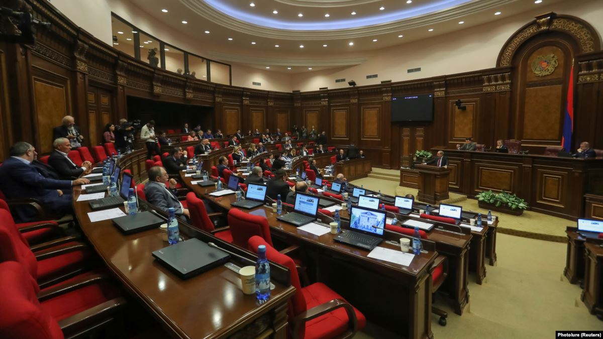 Поправки к закону “О КС” приняты: օппозиция обвиняет власти в поощрении тунеядства