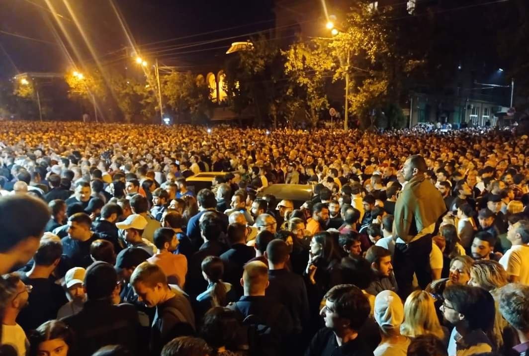 Протестующие призывают членов ГД подписать заявление об импичменте премьера