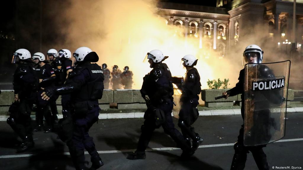 В результате протестов в Белграде пострадали 43 полицейских и 17 демонстрантов 