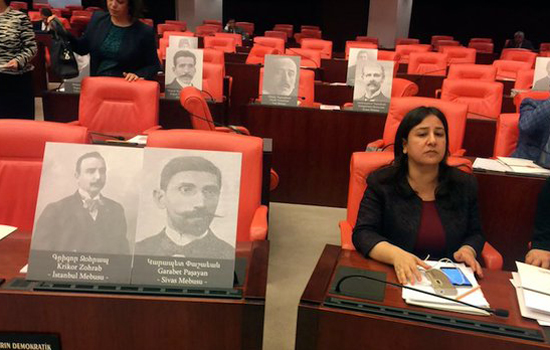 В турецком парламенте показали фотографии убитых во время Геноцида депутатов-армян