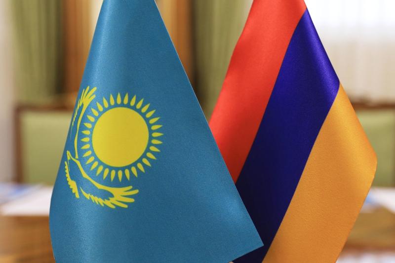 Премьер-министр Пашинян направил поздравительные послания Токаеву и Назарбаеву 