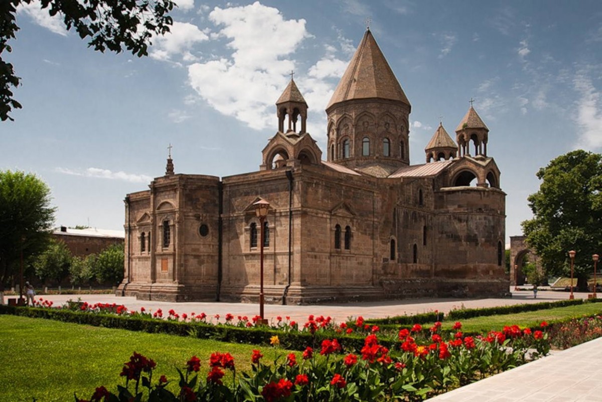 Святой Эчмиадзин осудил Баку за открытие 
