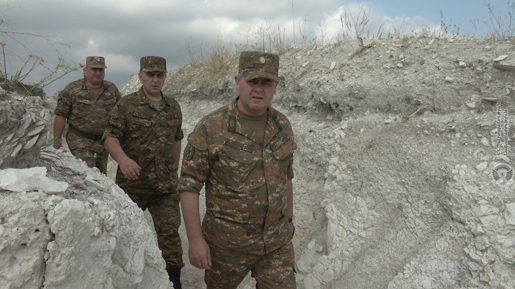 Глава Генштаба ВС Армении посетил боевые позиции на границе с Азербайджаном